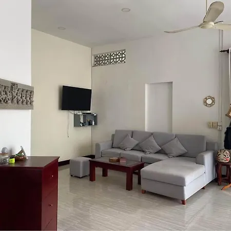 Light-Filled 2 Bedroom Home With Private Suite